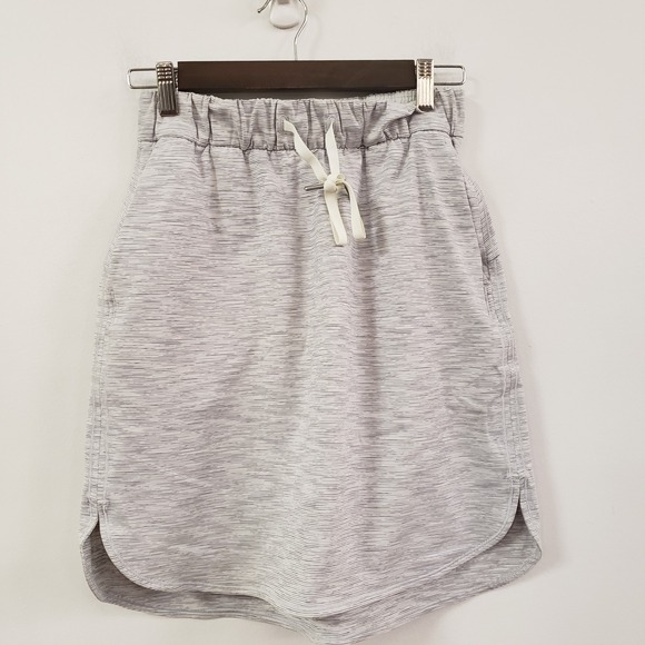 lululemon athletica Dresses & Skirts - Lululemon Womens On The Fly Knee Length Skirt Size 6 Gray Striped Athletic Sport